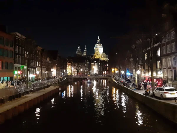 Noční Výlet Tmě Mezi Kanály Rušnými Ulicemi Amsterdamu Holandsku — Stock fotografie