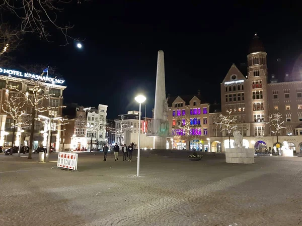 Dam Amsterdam Nachts Met Verlichte Verlaten Straten Gebouwen Nederland — Stockfoto