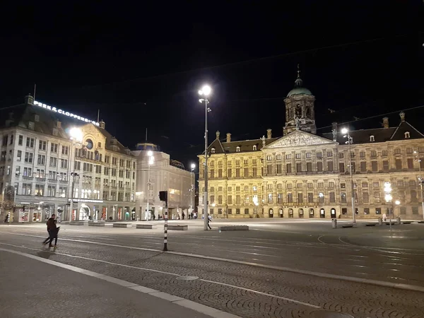 Dam Amsterdam Nachts Met Verlichte Verlaten Straten Gebouwen Nederland — Stockfoto