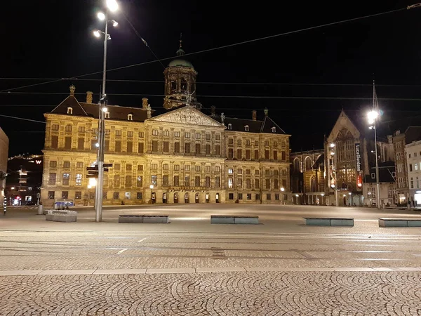 Amsterdam Daki Baraj Meydanında Gece Vakti Hollanda Aydınlık Sokaklar Binalar — Stok fotoğraf