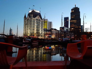 Hollanda 'daki modern binalar arasında Rotterdam limanındaki teras.