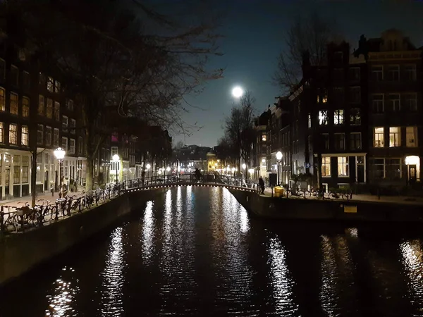 Nachtelijke Tocht Het Donker Tussen Grachten Drukke Straten Van Amsterdam — Stockfoto