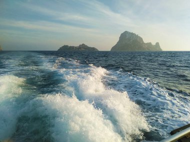 Es Vedra kayası Akdeniz 'de, İbiza adasının balyalarına battı.,