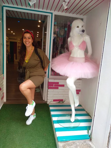 komik beyaz manken köpek kafalı ve pembe tüllü balerin elbisesi kız tarzı bir şaka için.