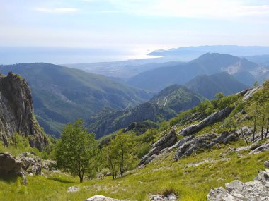İtalya 'daki Toskana Apeninlerinin Apuan Alpleri' ndeki ağaçlık vadilerin arasında ufka doğru uzanan bir panorama.