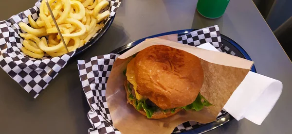 점심으로 샐러드 버거와 베이컨이 샌드위치 — 스톡 사진