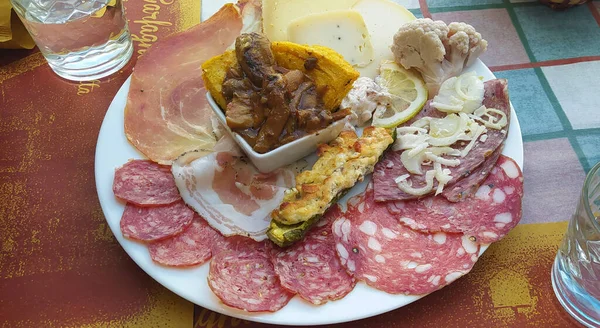 Тосканський Піднос Типовими Продуктами Нарізаним Сиром Різними Простудними Надрізами Обід — стокове фото