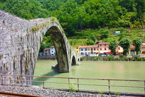 Ponte Diabo Cidade Toscana Borgo Mozzano Rio Serchio Entre Colinas — Fotografia de Stock