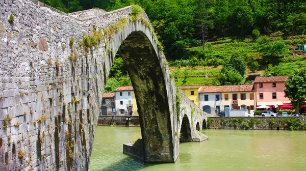 Ponte Diabo Cidade Toscana Borgo Mozzano Rio Serchio Entre Colinas — Fotografia de Stock