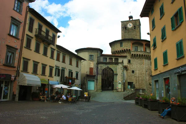 Lenta Recuperación Con Reapertura Pueblo Castelnuovo Garfagnana Plaza Central Ciudad —  Fotos de Stock