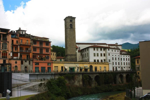 Castelnuovo Garfagnana Χωριό Στο Ποτάμι Πανοραμική Θέα Στην Πόλη Της — Φωτογραφία Αρχείου