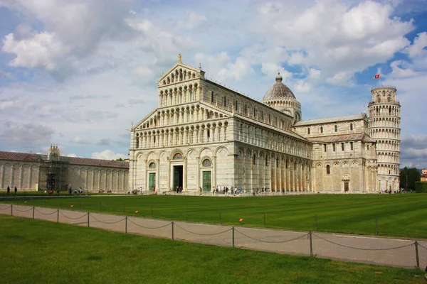 Cathedral Pisa Tower Grass Piazza Dei Miracoli Tuscany — Stock Photo, Image