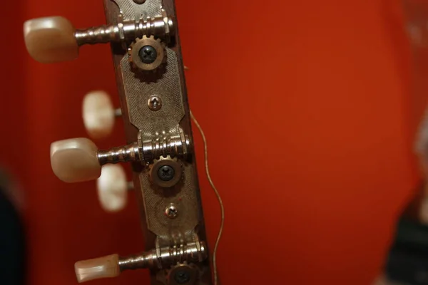Headstock Com Mecânica Uma Guitarra Clássica Com Fundo Laranja Brilhante — Fotografia de Stock