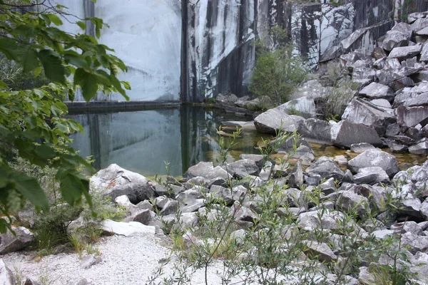 珠穆朗玛峰山中大理石采石场内的小天然湖泊 — 图库照片