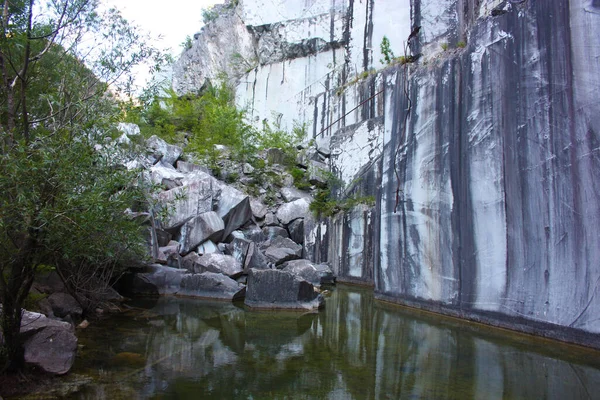 Petit Lac Naturel Intérieur Une Carrière Marbre Montagne Dans Les — Photo