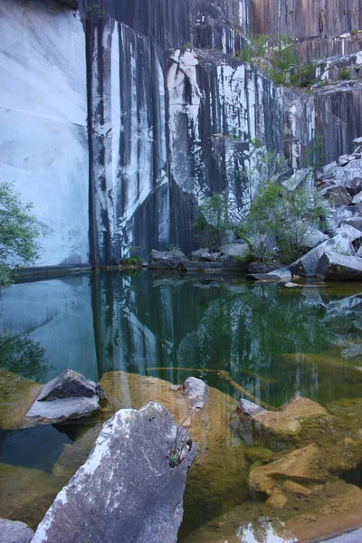 Pequeno Lago Natural Dentro Uma Pedreira Mármore Montanha Alpes Apuan — Fotografia de Stock