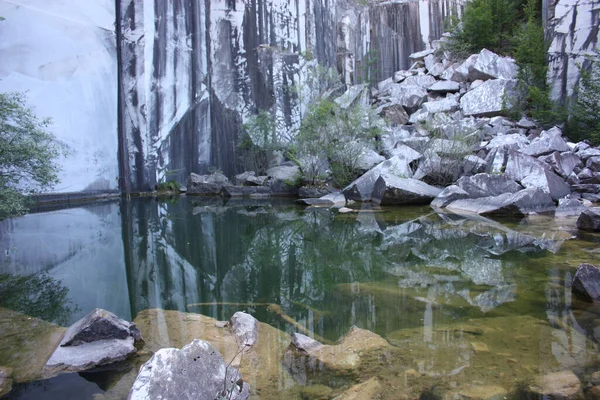 Kleiner Natürlicher See Einem Marmorbruch Den Bergen Den Apuanalpen — Stockfoto