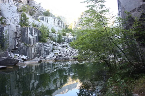 Pequeno Lago Natural Dentro Uma Pedreira Mármore Montanha Alpes Apuan — Fotografia de Stock