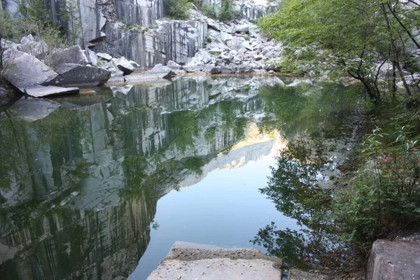 珠穆朗玛峰山中大理石采石场内的小天然湖泊 — 图库照片