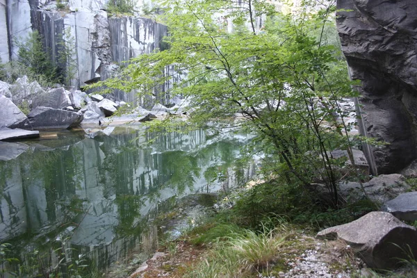 アプアンの山にある大理石の採石場の中にある小さな自然湖は — ストック写真