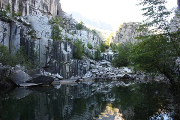 Kis Természetes Belsejében Márvány Kőbánya Hegyi Apuani Alpokban — Stock Fotó
