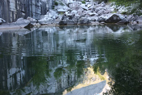 Pequeño Lago Natural Dentro Una Cantera Mármol Montaña Los Alpes — Foto de Stock