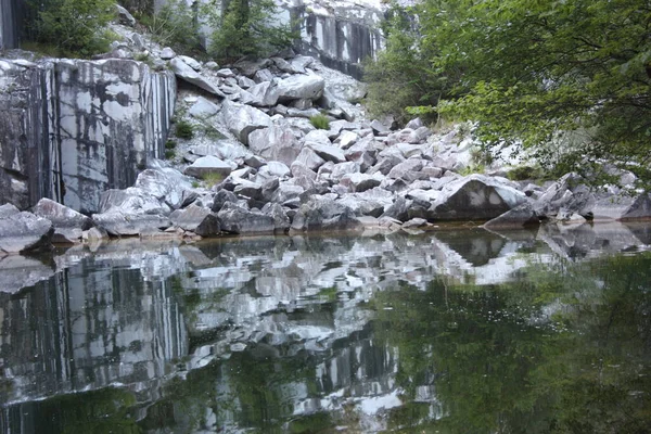 Małe Naturalne Jezioro Wewnątrz Kamieniołomu Marmuru Górach Alpach Pujskich — Zdjęcie stockowe