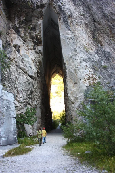 アペニンのアプアン アルプにある旧大理石の採石場の天然アーチ型の入り口 — ストック写真