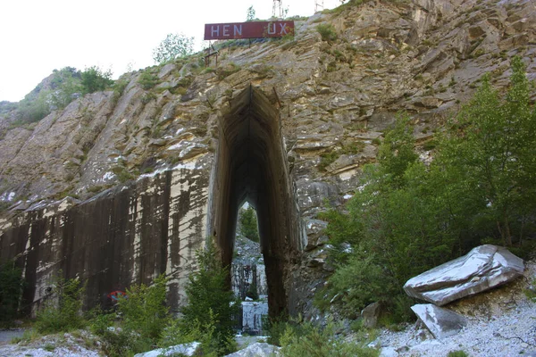 Entrada Arqueada Natural Una Antigua Cantera Mármol Los Alpes Apuanos —  Fotos de Stock