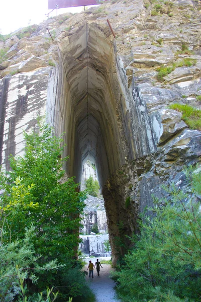 Entrée Naturelle Voûtée Une Ancienne Carrière Marbre Dans Les Alpes — Photo