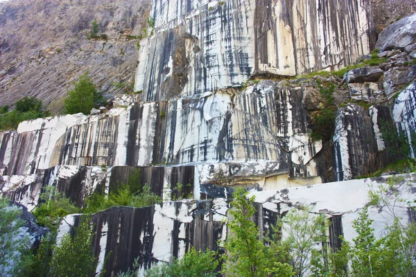 大理石の採石場はトスカーナのアプアン山脈で放棄され — ストック写真