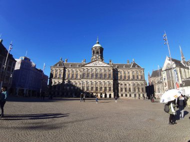 Gündüz vakti kraliyet sarayıyla birlikte Amsterdam 'da bir baraj.