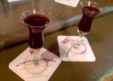 Amsterdam 'da bardak altlığı olan iki bardak tipik Hollanda likörü.