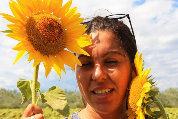 Щаслива Мила Жінка Ховається Жовтими Квітучими Соняшниками Влітку — стокове фото
