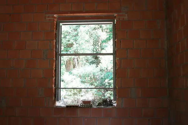 仍在建造中的红砖住宅的窗洞 — 图库照片