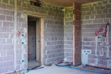 İnşaat halindeki bir binada beton ve tuğla ile dolu bir oda.