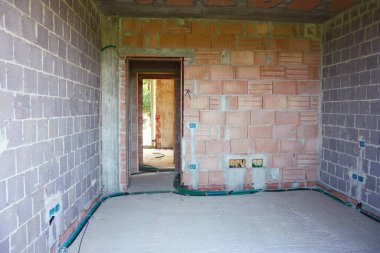 İnşaat halindeki bir binada beton ve tuğla ile dolu bir oda.