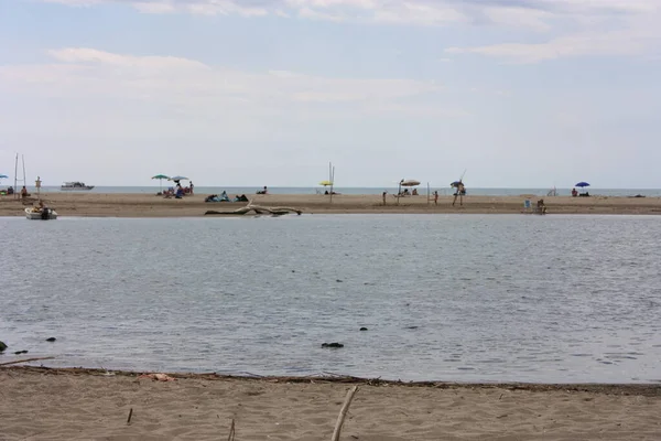 Чистое Море Песчаным Летним Пляжем Пизы Тускани — стоковое фото