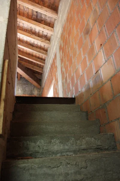 Bauarbeiten Einem Unvollständigen Haus Aus Rotem Ziegel Und Beton Mit — Stockfoto