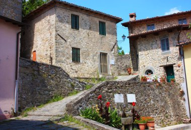 Toskana 'daki bir dağ köyünün tipik taş duvarları arasındaki manzaraya bir göz atalım.