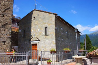 Tuscany, Sommocolonia kırsalındaki bir köyde tipik taş duvarları olan taşralı Hıristiyan kilisesi.