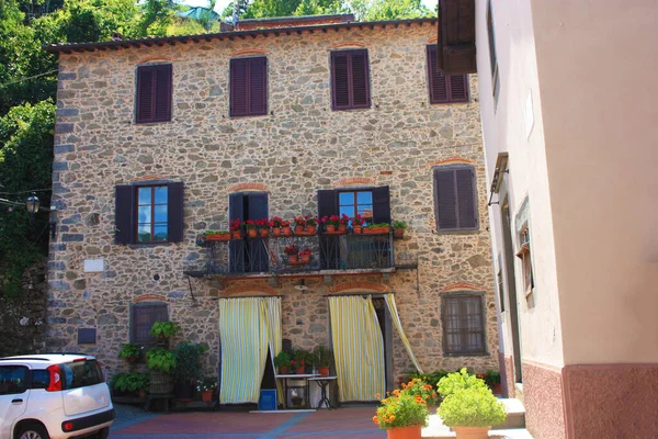 Fachada Frontal Una Casa Piedra Rústica Típica Campiña Toscana Con —  Fotos de Stock