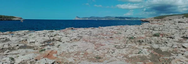 Acantilado Panorámico Rocoso Mar Cala Bassa Ibiza Isla Baleárica —  Fotos de Stock