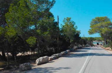 İbizan asfalt yolu İbiza 'daki Cala Bassa turistik plajına doğru gidiyor.