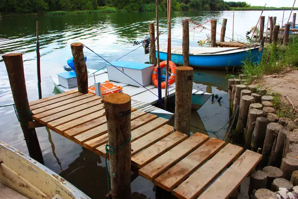 Rustikale Yachthafen Auf Einem Sumpfigen Fluss Kleine Boote Grünen Dschungel — Stockfoto