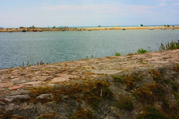 Стена Краю Тропы Которой Речная Вода Течет Море Летом Между — стоковое фото
