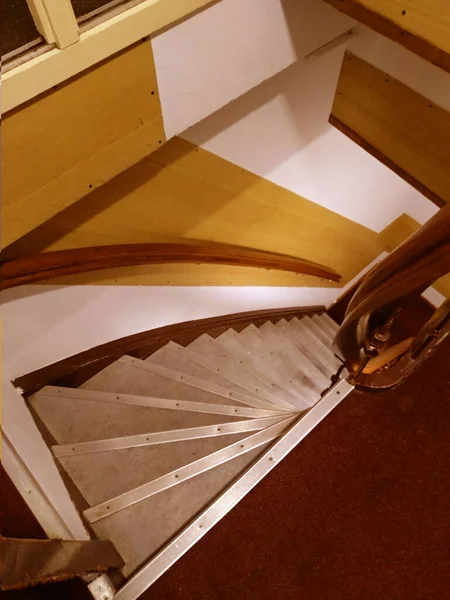 オランダ家屋の典型的な急勾配で危険で狭く安全ではない階段 — ストック写真