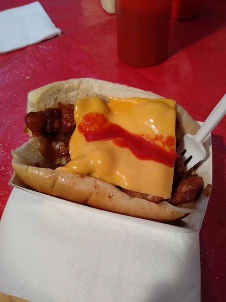 Lanche Com Cachorro Quente Com Queijo Cheddar Carne Grelhada Fast — Fotografia de Stock