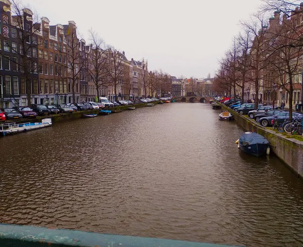 Die Romantischen Holländischen Kanäle Von Amsterdam Einem Grauen Winterdunsttag — Stockfoto