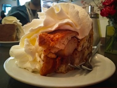 Antik ve geleneksel elmalı turta ve Hollanda tarçını tarifi, çırpılmış kremayla dolu bir tabakta servis edilir..